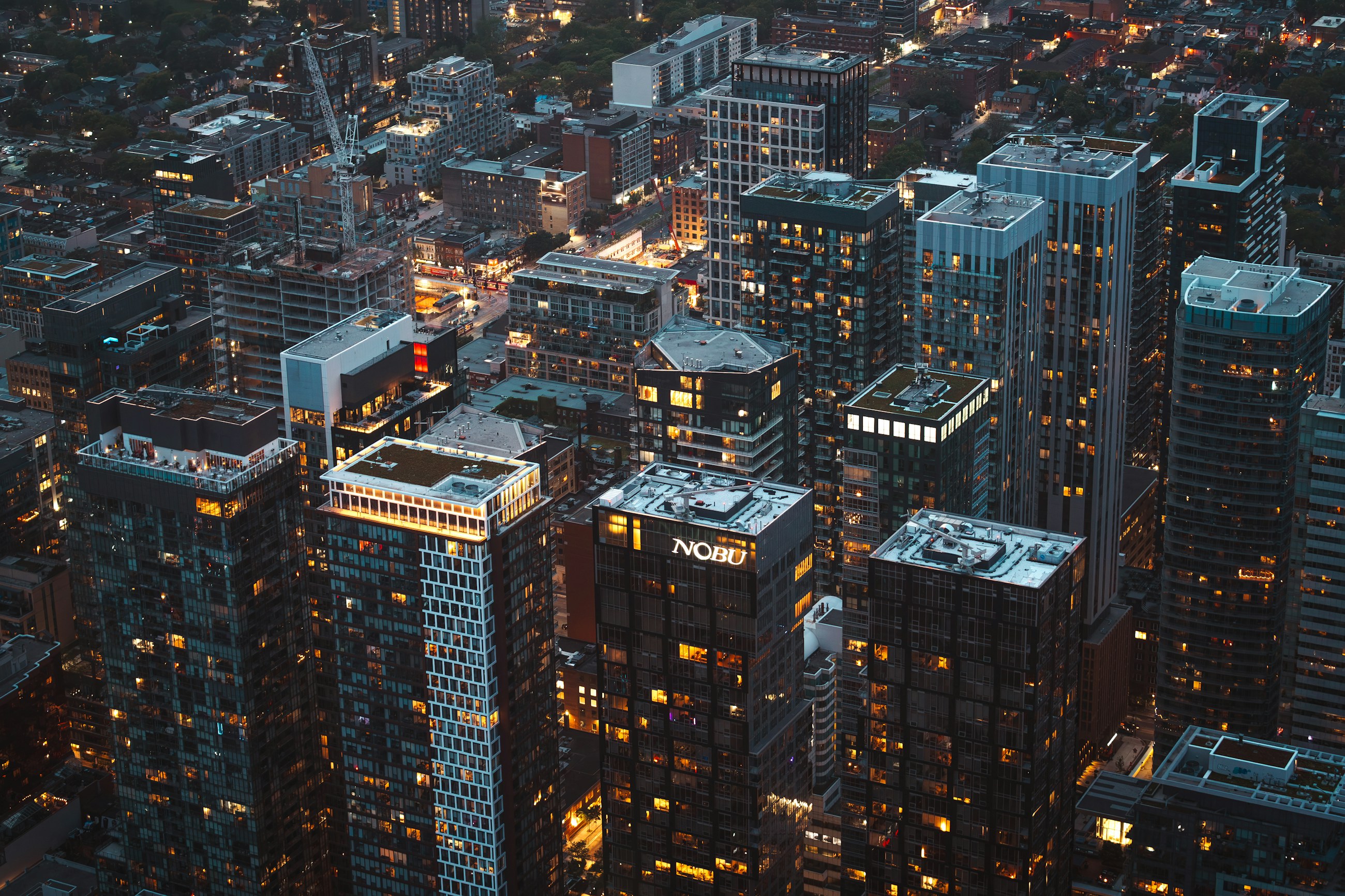 Skyline urbano al atardecer